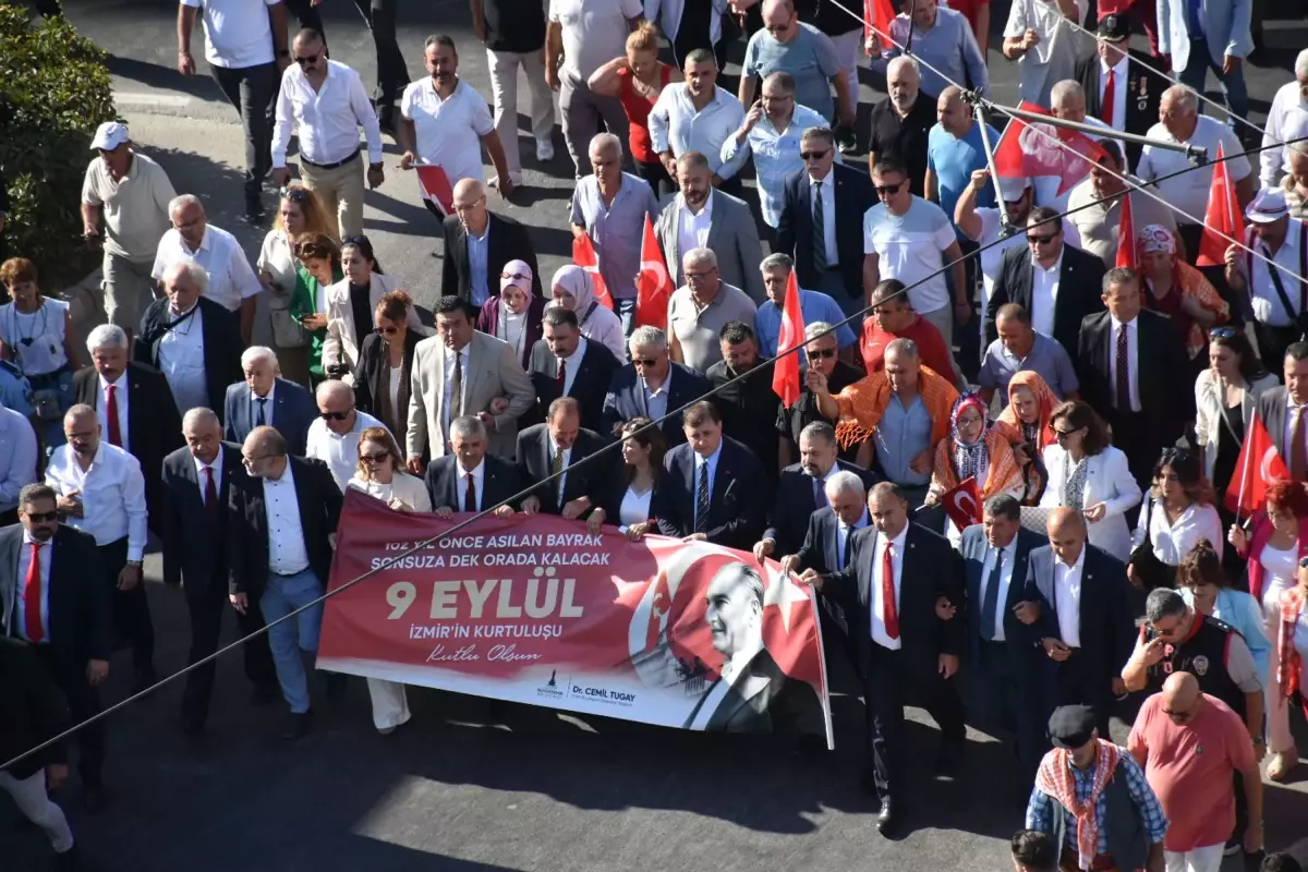 İzmir’in Kurtuluşu Zafer Yürüyüşü ile Kutlandı