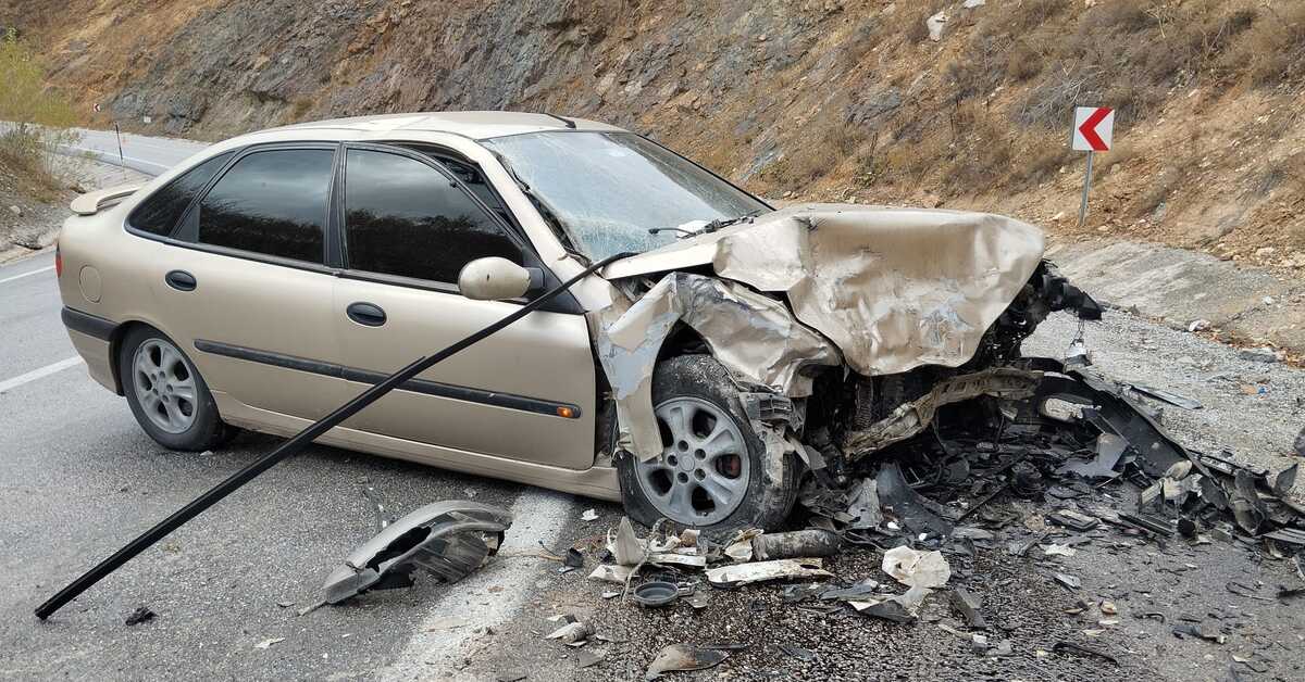 Otomobil ile minibüs çarpıştı: 1’i ağır 10 yaralı