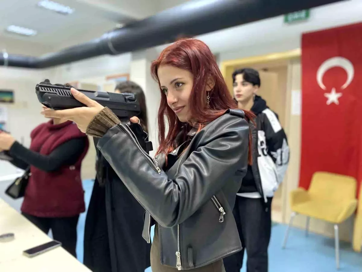 Düzce’de Öğrenciler Şiir Dinleyip Hedef Vurdu