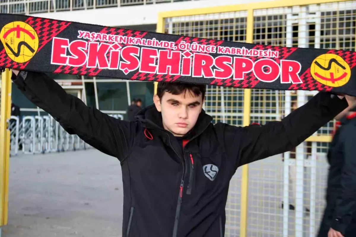 Görme Engelli Kaan’ın Eskişehirspor Tutkusu