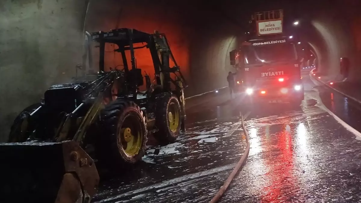 Hopa’da İş Makinesi Yangını
