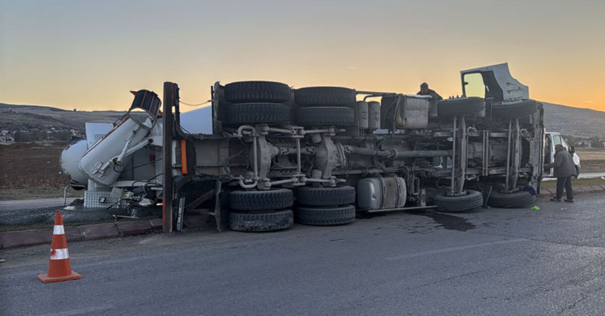 Sivas’ta devrilen beton mikserinin sürücüsü yaralandı