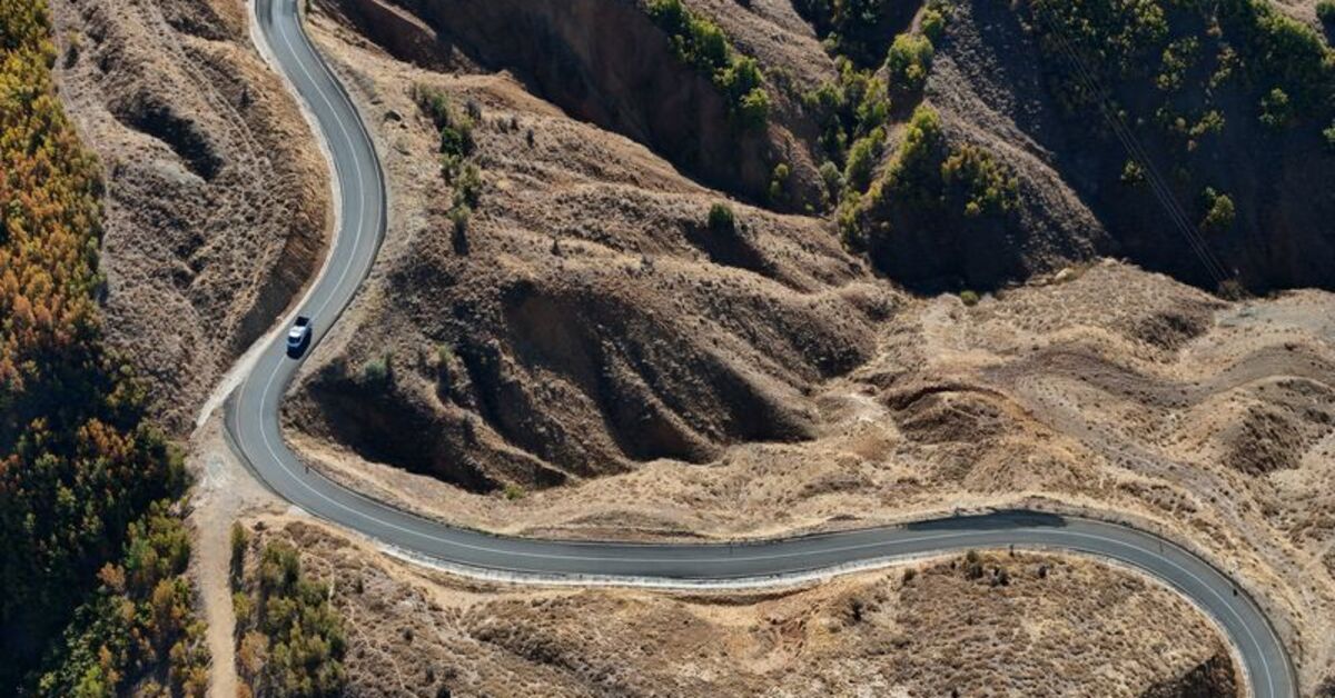 Toprak yolları asfaltlanan Bingöl kırsalı güvenli yollara kavuşuyor