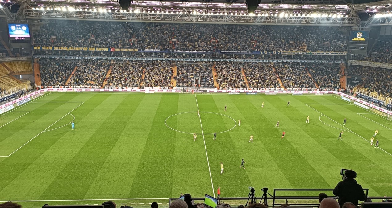 Fenerbahçe taraftarından ihraç edilen teğmenlere ‘Mustafa Kemal’in askerleriyiz’ desteği