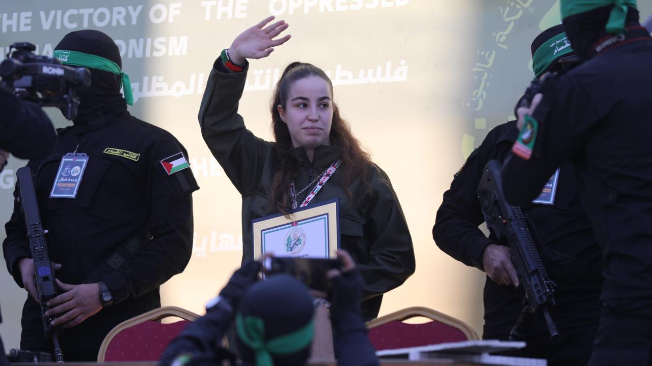 Gazze’de serbest bırakılan İsrailli esir: Hamas bize dua kitabı verdi