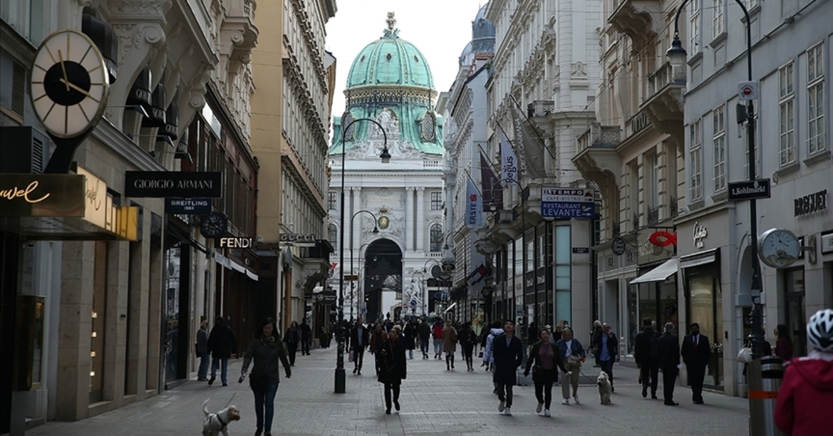 Gizli protokol basına sızdı: Avusturya’da 14 yaş altına başörtü yasağı yolda