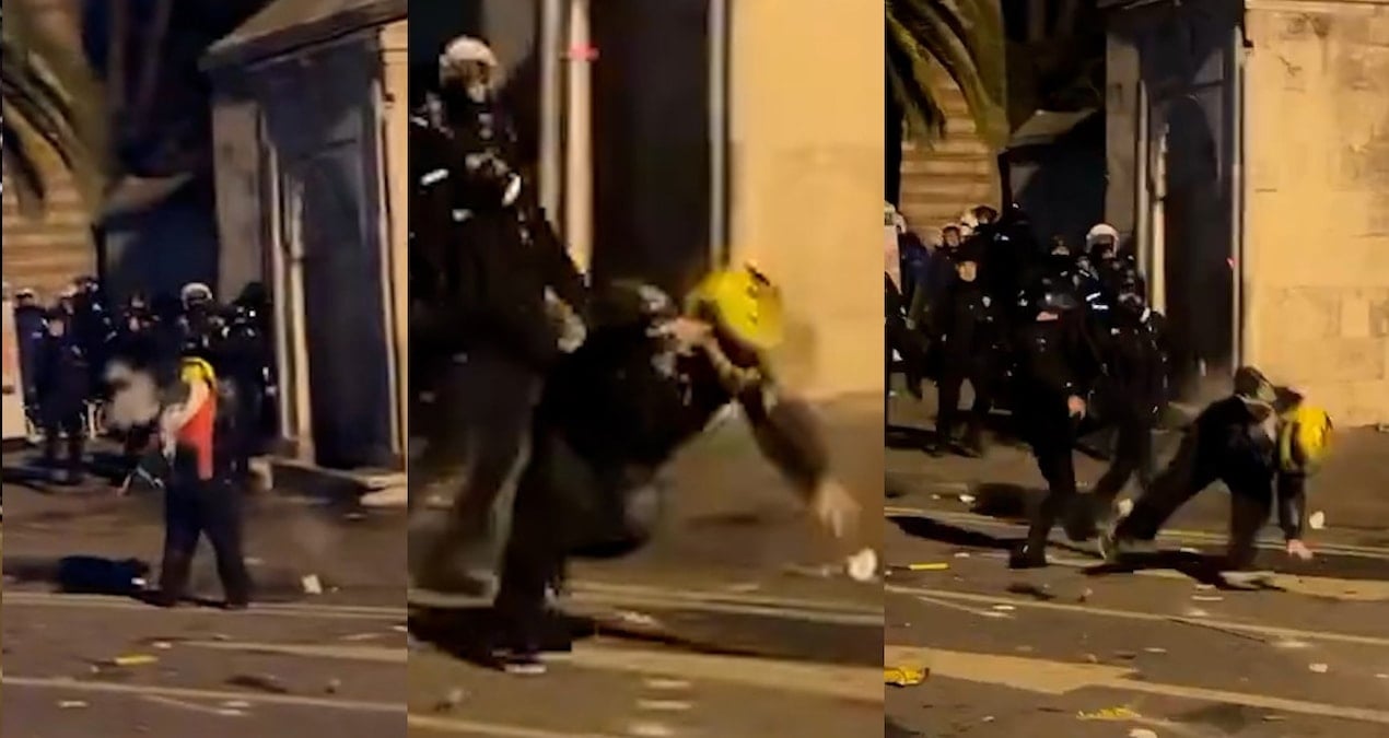 Atatürklü Türk bayrağı taşıyan gence polisten uçan tekme