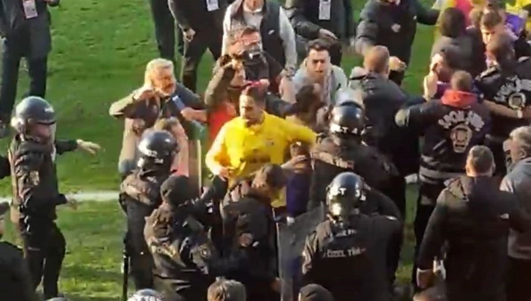 Eyüpspor–Konyaspor maçının ardından ortalık savaş alanına döndü, polis futbolcuların arasına girdi