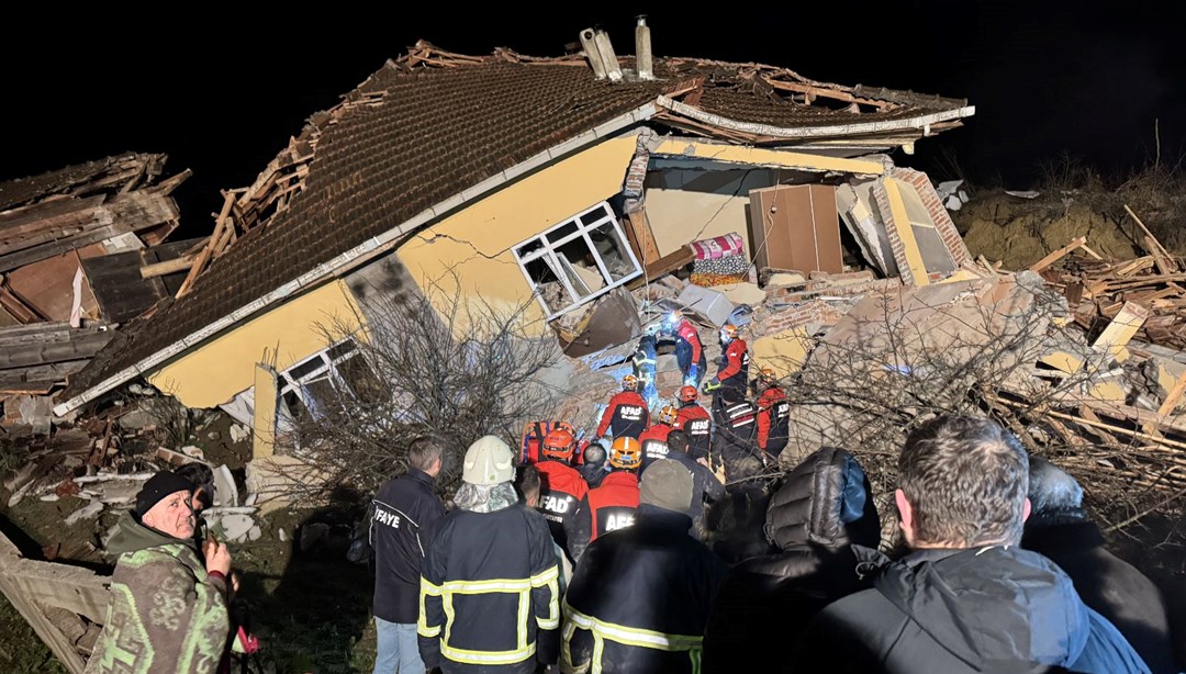 Sinop’ta heyelan: Üç ev yıkıldı