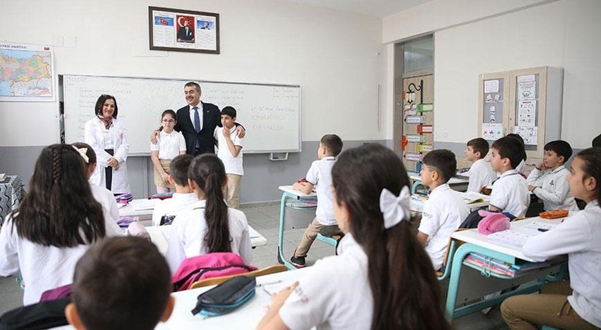 Bakan Tekin, sınıf başkanı seçilen öğrencinin vaadini yerine getirdi